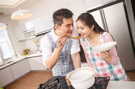 年轻夫妇在厨房煲汤高清图片下载-正版图片507640680-摄图网