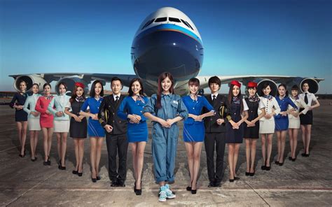 航空公司推出2013空姐日历 制服美女才艺展示(组图) - 青岛新闻网