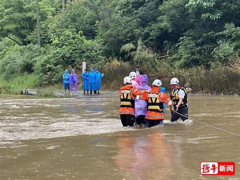 40多位游客遭洪水围困！新昌多部门联动成功营救_绍兴网