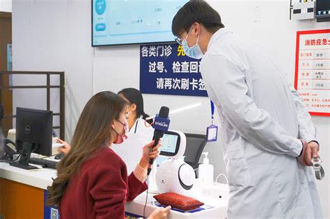第一财经采访报道龙华小康助手，智能化中医舌脉采集技术优化患者诊疗体验 - 上海国民集团健康科技有限公司
