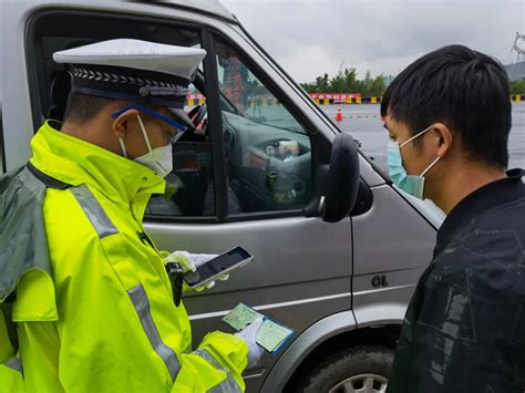 南岸交巡警集中整治摩托车、电动车交通违法行为 - 重庆日报网