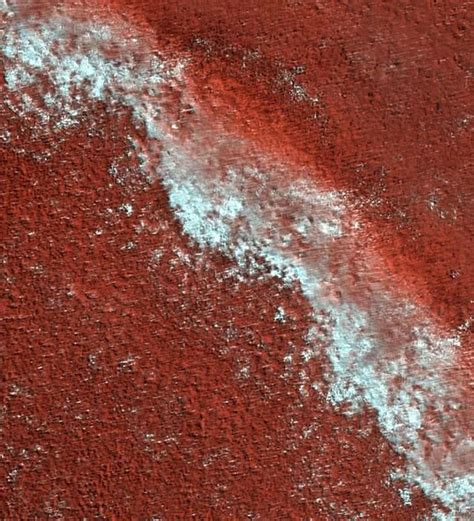 火星上发现第一个液态水湖 直径约20公里