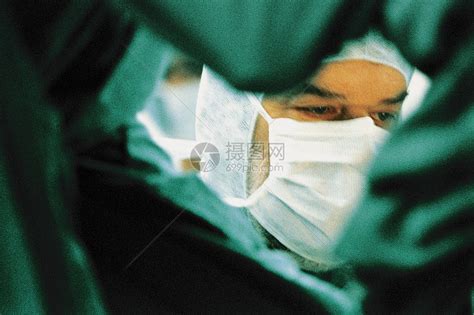 医院手术室有年轻女助理实习生的专业外科医生，医学概念高清摄影大图-千库网