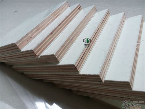 铝蜂窝板是一种复合蜂窝结构，墙挂板理想复合材料|广东绿景建材有限公司