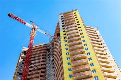 正在建造的新高楼公寓大楼在蓝天背高清图片下载-正版图片503431424-摄图网