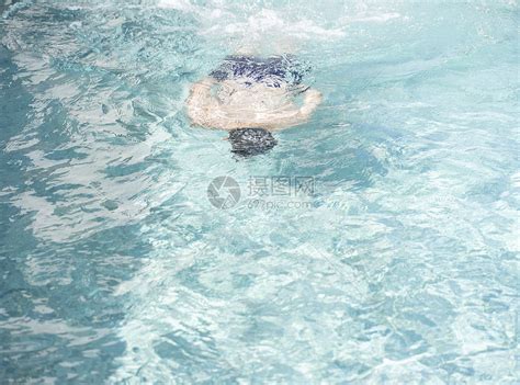一个亚洲男孩在游泳池的水下玩耍和游泳视频素材_ID:VCG42N1359206190-VCG.COM
