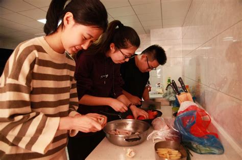 为什么学生喜欢在宿舍做饭吃,你支持在宿舍里做饭吗?