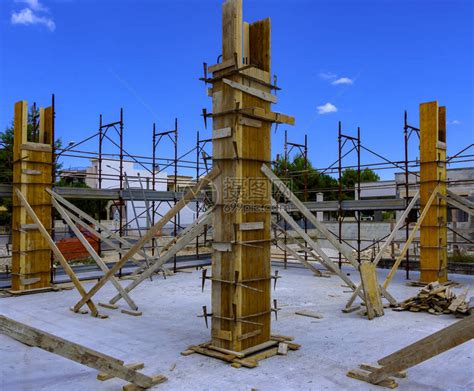 建筑工地钢筋混凝土柱子的木模板高清图片下载-正版图片504540124-摄图网