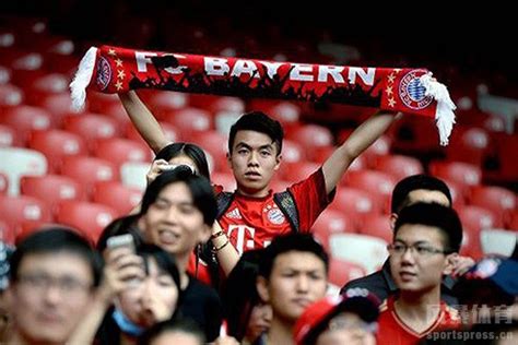 拜仁中国今年首场线下观赛在重庆举行，三冠王奖杯引球迷围观|埃尔伯|拜仁|球迷_新浪新闻