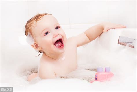 女人在浴缸里洗澡高清图片下载-正版图片501439319-摄图网