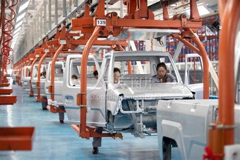 贵州铜仁：车企忙生产 力争开门红-人民图片网
