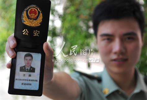 公安边防部队现役警官喜领《人民警察证》-人民图片网