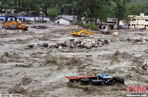 印度北部暴雨引发洪灾致138人遇难 6万余人被困|印度|暴雨|洪灾_新浪新闻