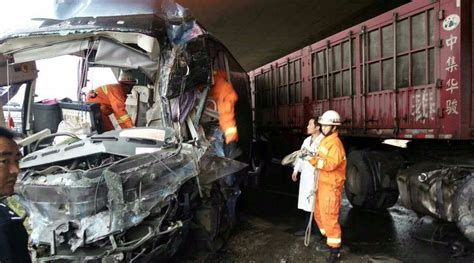 客车与半挂车相撞 20多名乘客受伤司机身亡