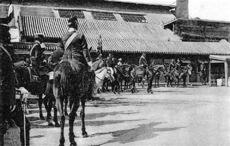 实拍：八国联军打进北京，清朝官员抬轿送来两面锦旗
