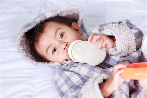 怎样弄醒熟睡的婴儿（什么时候要叫醒熟睡的宝宝吃奶）-幼儿百科-魔术铺