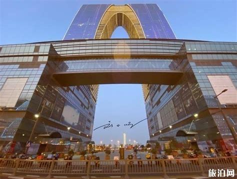 江苏苏州：东方之门与城市天际线夜景全景-人民图片网
