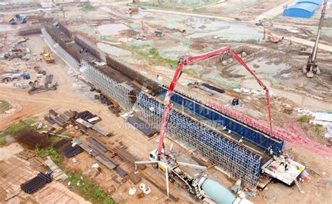 江西九江：新开河特大桥首片现浇槽形梁成功浇筑-人民图片网