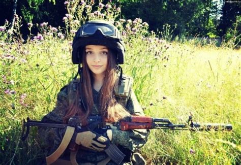 身穿军装COSPLAY的俄罗斯小女生Elena Deligioz。