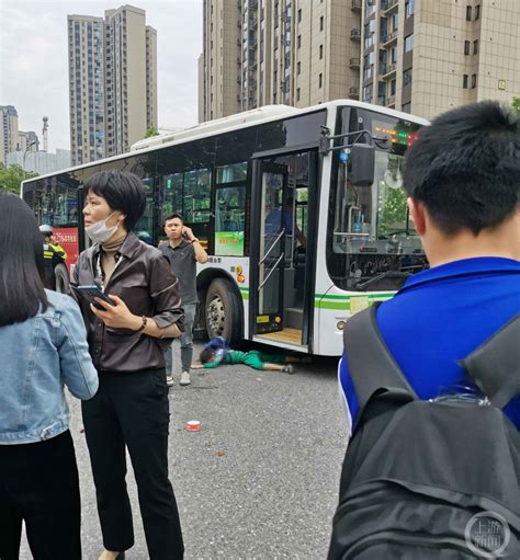 长沙小学生放学过马路被公交车撞倒，2月前曾发生类似车祸