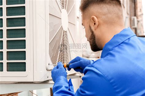安装空调室外机的男技师高清图片下载-正版图片503873500-摄图网