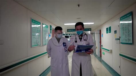 在医院病房里，亚洲医生正在和一位老病人谈话视频素材_ID:VCG42N1205664673-VCG.COM