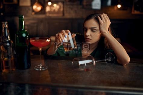 青年女人在酒吧喝酒高清图片下载-正版图片507674467-摄图网