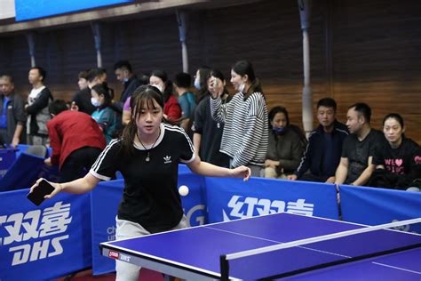 手机当球拍，乒乓新玩法！上海举办首届手机乒乓球挑战赛_体育 ...