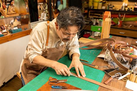 中年男性工匠手工定做皮带高清图片下载-正版图片501676413-摄图网