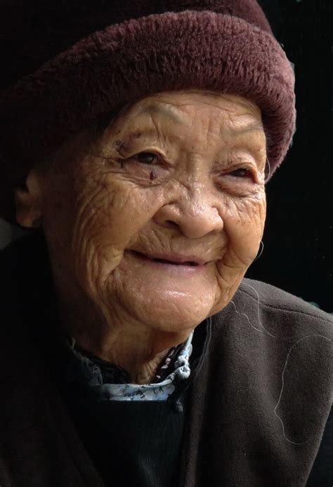 农村80岁老人照顾100岁妈妈，他说在母亲面前自己永远是孩子
