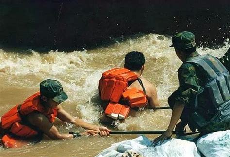 98年长江抗洪，解放军用血肉之躯堵洪水，看完所有人都流泪了！_腾讯视频