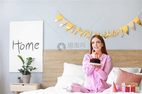 女人在生日时吃高清图片下载-正版图片502935770-摄图网
