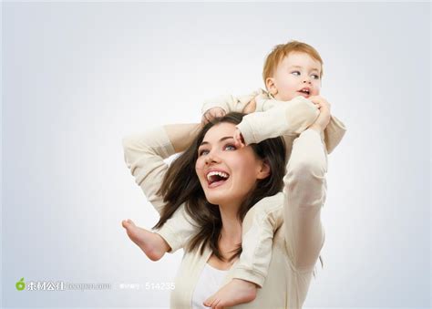 母亲和婴儿系列 - 正在和宝宝玩耍的母亲 - 素材公社 tooopen.com