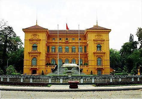历史上的今天9月2日_1945年越南独立同盟会主席胡志明在河内巴亭广场发表《独立宣言》，宣告成立越南民主共和国。