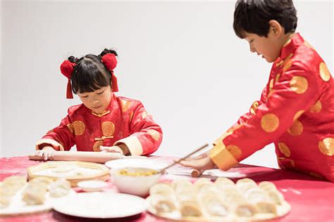 孩子学包水饺高清图片下载-正版图片501800168-摄图网