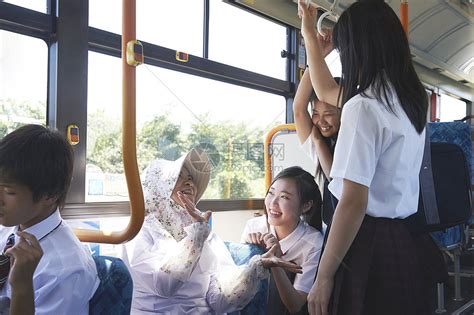 坐公交的奶奶开心的和学生交谈高清图片下载-正版图片502045083-摄图网