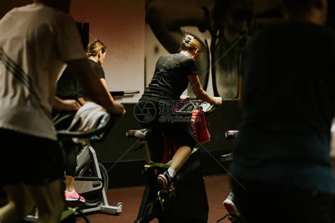 自行车课脂肪燃烧锻炼高清图片下载-正版图片503543122-摄图网