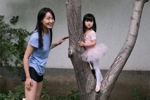 赵子琪母女秀美腿 女儿穿芭蕾舞裙站树上|赵子琪|女儿|芭蕾舞裙_新浪娱乐_新浪网