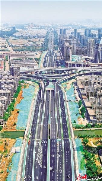 和平之门# 武汉市青山区和平大道、工业大道、冶金大道交汇处，一座拱门矗立在路口中央。@武汉市文化和旅游局_腾讯视频