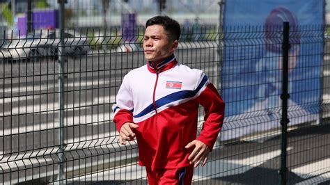 朝鲜运动员坐飞机回国，穿着朴素，无人玩手机！没钱买太多礼物