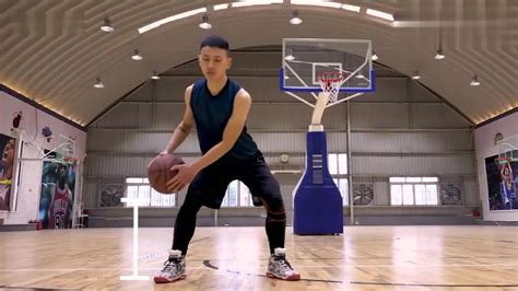 篮球技巧过人24招教学：先来练习一下 运球技巧要点和控球姿势_腾讯视频