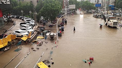 全国多地遭暴雨侵袭 20省受灾损失逾350亿-北京时间