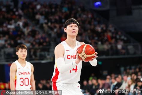 中国男篮半场领先29分 王哲林8分钟12分3板统治篮下 - 球迷屋