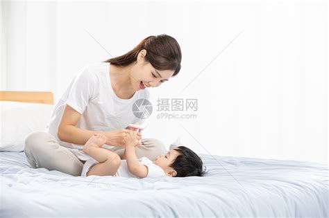 可爱的小女孩和美丽的母亲在家高清图片下载-正版图片502538277-摄图网