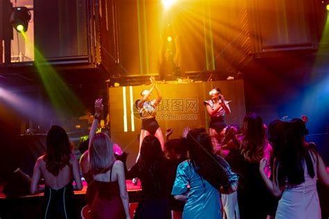 一群人在迪斯科夜总会跳舞高清图片下载-正版图片306623208-摄图网