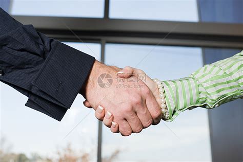 男人和女人握手高清图片下载-正版图片501500002-摄图网