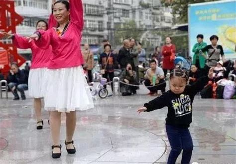 夜幕下5岁小女孩跟奶奶跳鬼步舞，音乐一响，舞步停不下来了！_腾讯视频