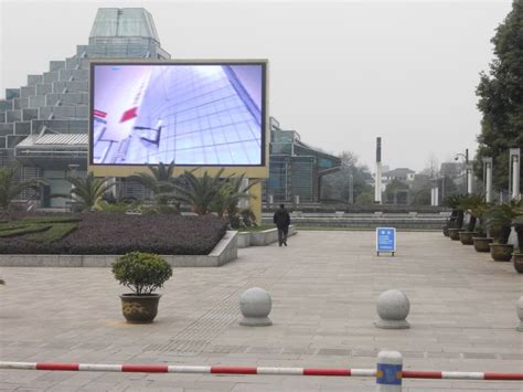 某社区户外P10双基色LED显示屏安装调试完毕 - 南京沃彩电子科技有限公司