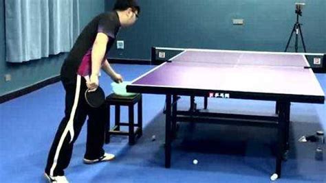 乒乓球教学：教练慢动作示范“下旋发球”，要仔细看了