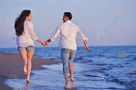 牵手散步沙滩情侣高清图片下载-找素材